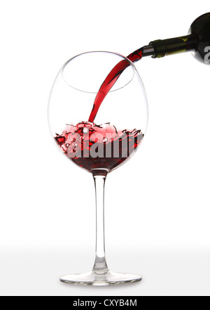 Rotwein wird in ein Weinglas gegossen Stockfoto