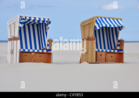 Zwei überdachte Strand Korbsessel, Strand an der Nordsee, St. Peter-Ording, Schleswig-Holstein Stockfoto