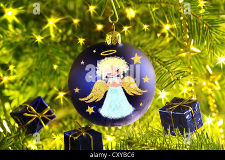Blaue Weihnachtskugel gemalt mit einem Engel-Motiv, und Geschenke, Weihnachtsschmuck Stockfoto