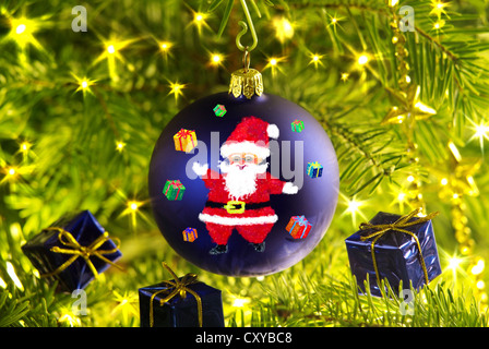 Blaue Weihnachtskugel gemalt mit einer Weihnachtsmann-Motiv, und Geschenke, Weihnachtsschmuck Stockfoto