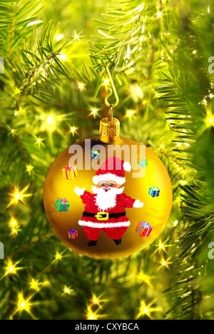 Goldene Weihnachtskugel gemalt mit Weihnachtsmann-Motiv, Weihnachtsschmuck Stockfoto