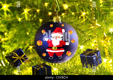 Blaue Weihnachtskugel gemalt mit einer Weihnachtsmann-Motiv, und Geschenke, Weihnachtsschmuck Stockfoto