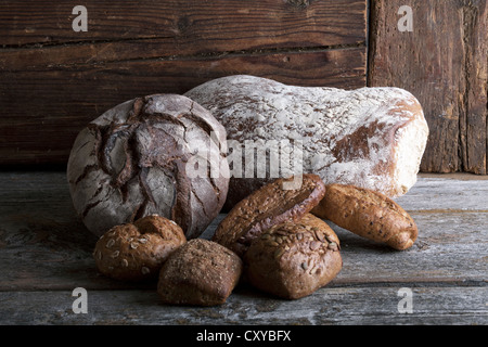 Brot Brote und Brötchen auf einer rustikalen Holzoberfläche Stockfoto