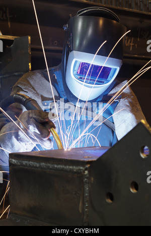 Schweißer Schutzkleidung in einem Stahlwerk Stockfoto