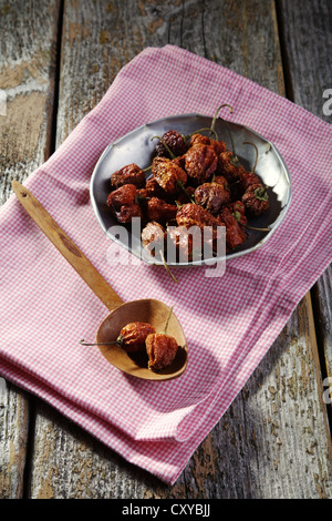 Getrockneten Mini-Paprika auf einem rustikalen Tisch Stockfoto