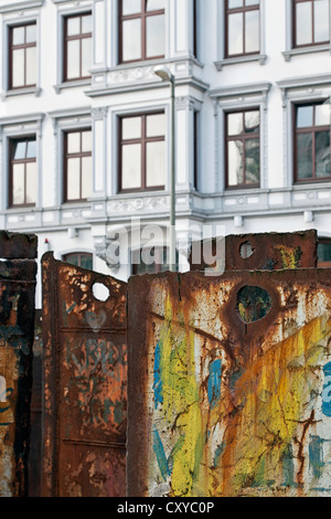 Rostige Platte des Denkmals außerhalb Heilige Dreieinigkeitskirche, Holy Trinity Church, St. Georg-Viertel Hamburg Stockfoto