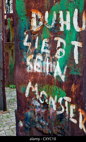 Graffiti auf dem rostigen Teller eines Denkmals außerhalb Heilige Dreieinigkeitskirche, Holy Trinity Church Stockfoto