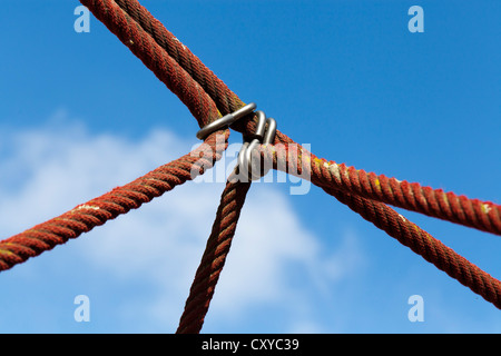 Seile auf einem Klettergerüst, Berlin Stockfoto