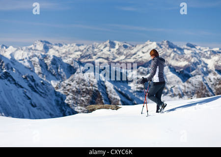 Wanderer auf Roethenspitz Mouintain über das Penser Joch pass, mit Blick auf die Berge rund um Sterzing, Sarntal, Südtirol Stockfoto