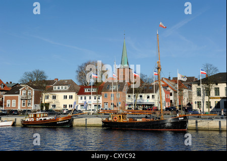 Hafen, Stadtkirche hinten, Neustadt in Holstein, Schleswig-Holstein Stockfoto