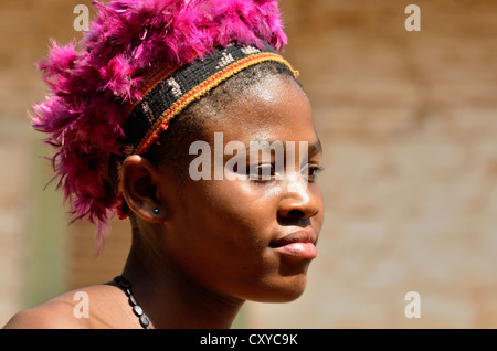 Einer der Ehefrauen des Königs Fon Abumbi II in traditionellen Kostümen tanzen, Palast fo Bafut, eines der traditionellen Königreiche von Stockfoto