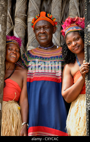 König Fon Abumbi II., Oberhaupt eines der traditionellen Königreiche in Nord West Kamerun vor dem Achum Heiligtum an seinem Sitz Stockfoto