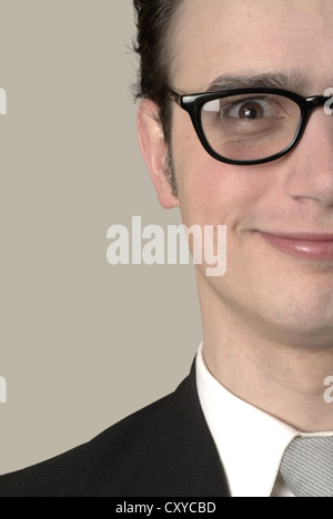 Lächelnd jungen Geschäftsmann mit Brille, beschnitten, Porträt Stockfoto