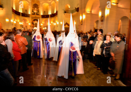 Büßer, Nazarenos, in ihren typischen Kapuzen Roben während der Feierlichkeiten der Semana Santa, die Karwoche, Prozession, Karfreitag Stockfoto