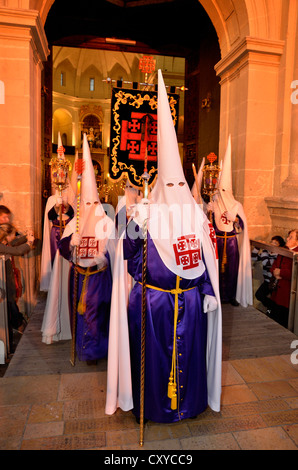 Büßer, Nazarenos, in ihren typischen Kapuzen Roben während der Feierlichkeiten der Semana Santa, die Karwoche, Prozession, Karfreitag Stockfoto