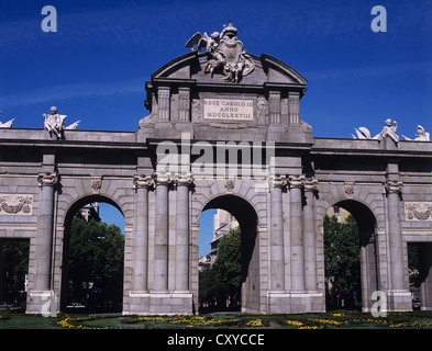 Spanien. Madrid. Puerta de Alcalá. König Carlos III Denkmal. Stockfoto