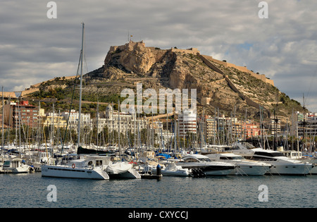 Hafen von Alicante, Santa Barbara Festung an der Rückseite, Alicante, Costa Blanca, Spanien, Europa Stockfoto