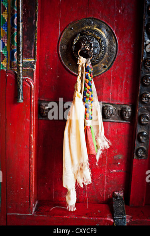 Alte Tür im buddhistischen Kloster Tempel Decortated mit alten Türklinke und Quaste. Indien, Ladakh, Diskit Kloster Stockfoto