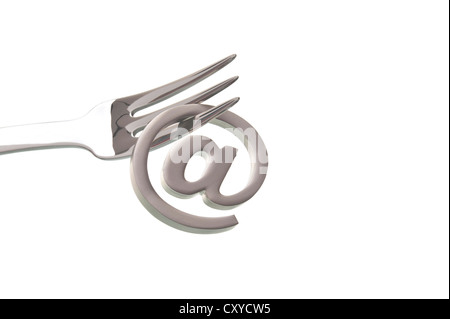 Gabel mit einem 'at'-Zeichen, symbolisches Bild für Lebensmittel im Internet Stockfoto