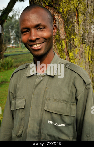 Parkführer am Eingang zum Volcanoes National Park, Parc National des Vulkane in der Nähe des Dorfes Kinigi, Ruanda, Afrika Stockfoto