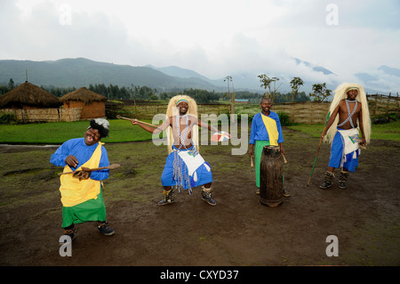 Traditionelle Tänzer während einer Folklore-Veranstaltung in einem Dorf der ehemaligen Jäger in der Nähe von Dorf Kinigi am Rande der Stockfoto