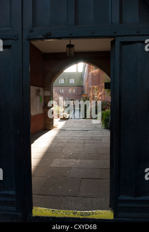 Eingang durch hölzerne Tor in der anglikanischen Kirche theologische Hochschule Westcott House in Cambridge Stockfoto