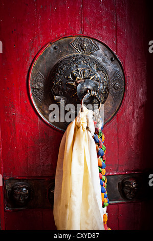 Alte Türklinke mit Quaste auf Tempeltür im buddhistischen Kloster eingerichtet. Indien, Ladakh, Diskit Kloster Stockfoto