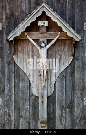 Hölzernes Kruzifix auf einer Scheune Stockfoto