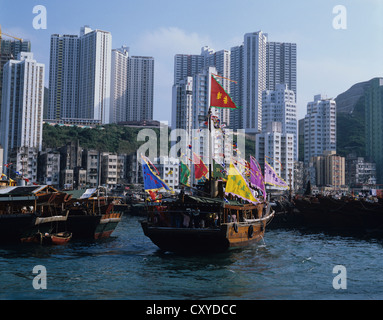Hong Kong. Aberdeen Harbour. Sampans und Mehrfamilienhäuser. Stockfoto