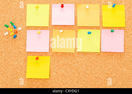 Post-It Erinnerung Aufkleber Sticker mit pins an Bord Stockfoto