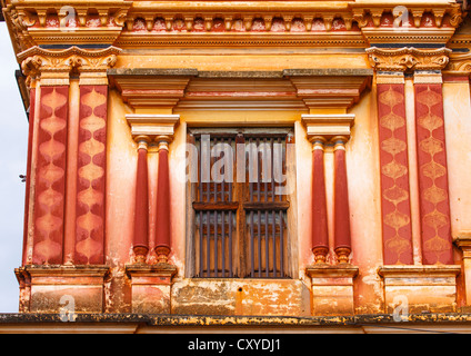 Geschlossenem Fenster ein Chettiar Herrenhaus In Kanadukathan Chettinad, Indien Stockfoto