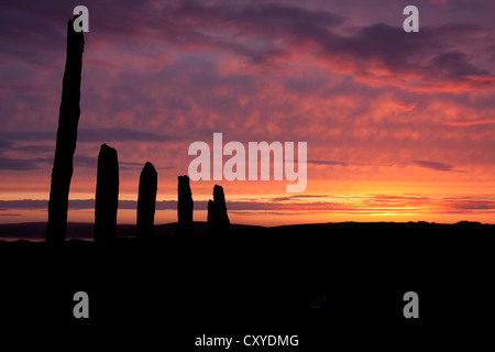 Ring of Brodgar unter einem roten Himmel, Orkney Inseln Stockfoto