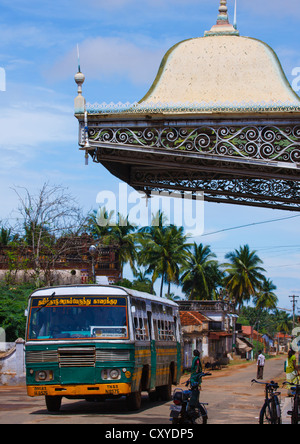 Bunte öffentlichen Bus kaputt unterwegs auf der Straße von Kanadukathan Chettinad, Indien Stockfoto