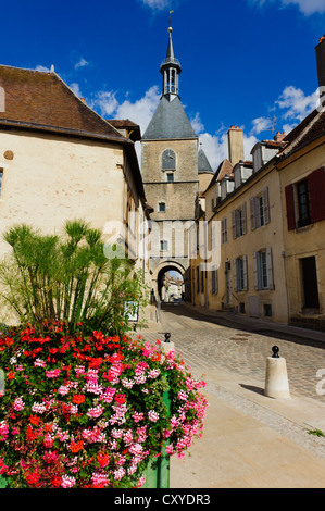 Stadttor und Clock Tower, Avallon Stockfoto