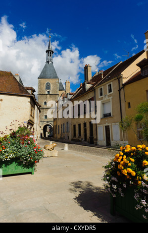 Stadttor und Clock Tower, Avallon Stockfoto