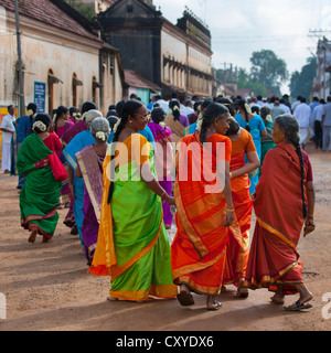 Verwandten gekleidet für die Zeremonie nach der Braut und Bräutigam In der Straße während der Hochzeit, Kanadukathan Chettinad, Indien Stockfoto