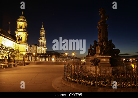 Die Standehaus und die Hofkirche von Brühl Terrasse, bekannt als der Balcón de Europa, bei Sonnenuntergang, Dresden, Sachsen, Deutschland. Stockfoto