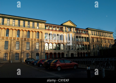 Cambridge Judge Business School und Parkplatz vor einem strahlend blauen Himmel Stockfoto