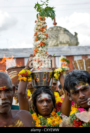 Inder mit traditionellen Malerei auf der Stirn mit angeboten bei Brand zu Fuß Ritual, Madurai, Süd-Indien Stockfoto