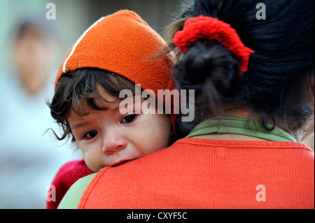 Kind in Tränen auf seine Mutter Arm, Comunidad Vy'a Renda, Bezirk Curuguaty, Abteilung von Canindeyu, Paraguay, Südamerika Stockfoto