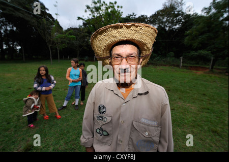 Alter Mann mit einem Strohhut und einem Schnurrbart, Comunidad Kinta'i Caaguazu, Paraguay, Südamerika Stockfoto