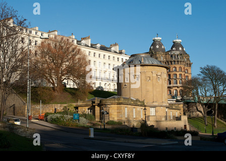 Scarborough South Bay die Rotunde-Museum mit dem Grand Hotel und Brücke Terrasse im Hintergrund Stockfoto