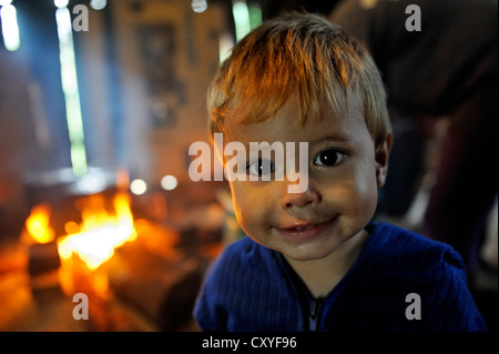 Junge vor dem offenen Feuer in einer traditionellen Küche, Porträt, Comunidad Martillo, Caaguazu, Paraguay, Südamerika Stockfoto