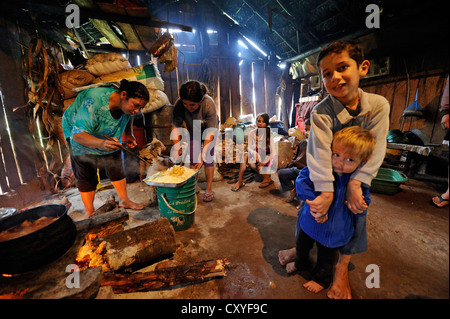 Frauen, die Vorbereitung der traditionellen Teller "Bory Bory" in einer einfachen Küche am offenen Feuer, Suppe mit Mais Knödel Stockfoto