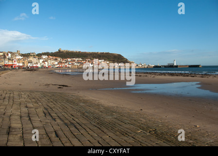 Scarborough South Bay, den Leuchtturm der Stadt-Hafen und die Burg Stockfoto