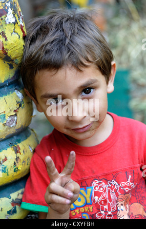 Kleiner Junge macht den "Sieg" Zeichen, Buenos Aires, Argentinien, Südamerika Stockfoto