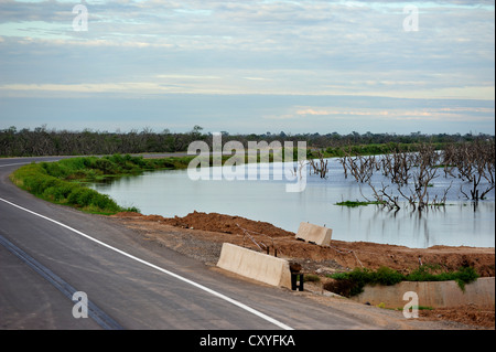 Ein Straßenbauprojekt von der Interamerikanischen Entwicklungsbank IDB, auf die Auen des Flusses Pilcomayo auf unterstützt Stockfoto