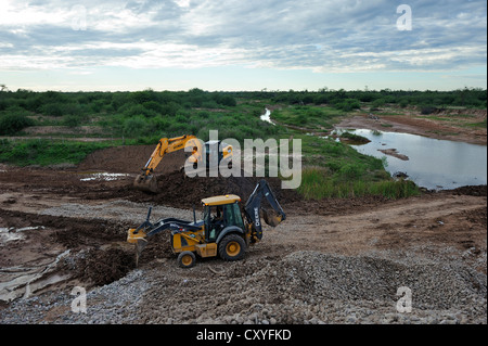 Bauarbeiten an eine umstrittene Straße durch die Auen des Flusses Pilcomayo, ein Projekt unterstützt von der Stockfoto