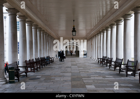 Kolonnaden nach der Linie der alten Woolwich - Deptford Road in The Queen House, Greenwich. Stockfoto