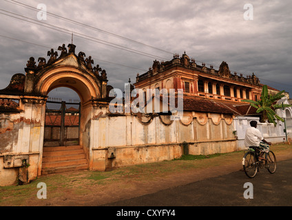 Radsportler, die entlang der Chettiar Mansion In Chettinad, Kanadukathan Indien Stockfoto
